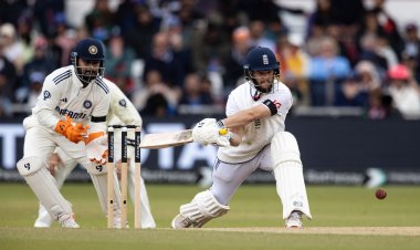 Duckett 149 lays the foundation as England hunt down 371 at Headingley
