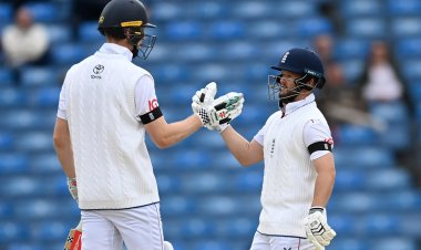 England on course with Duckett-Crawley century stand