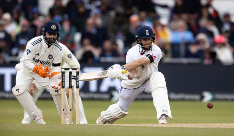 Duckett 149 lays the foundation as England hunt down 371 at Headingley