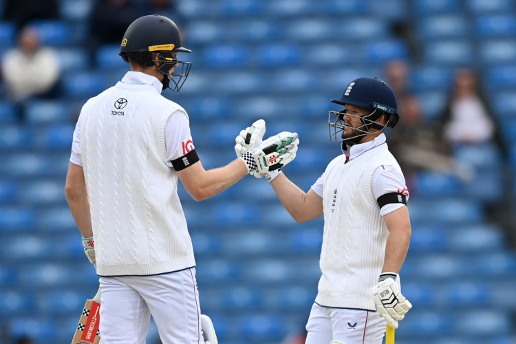 England on course with Duckett-Crawley century stand